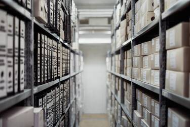 scaffali con faldoni e documenti